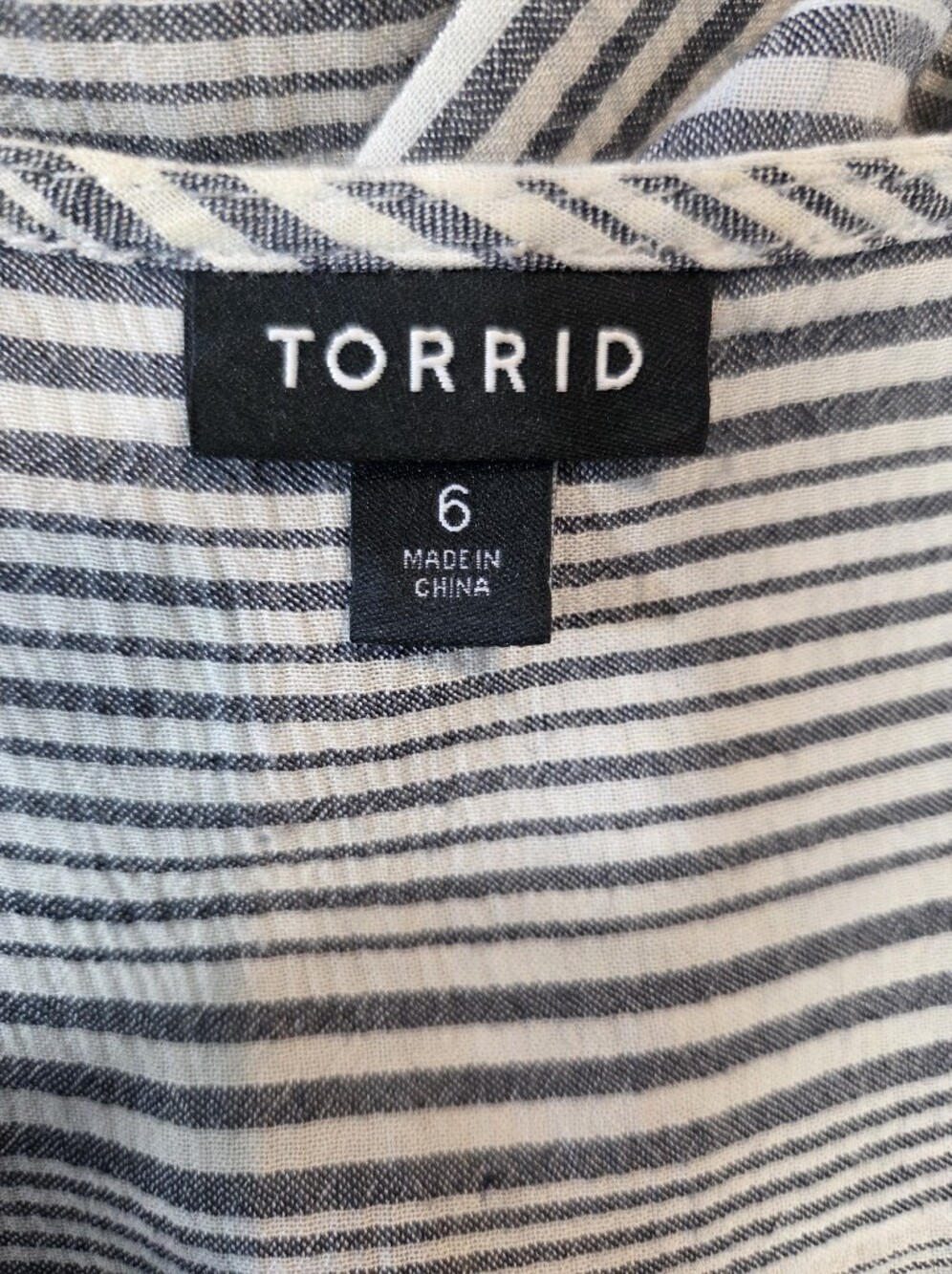 Torrid Grey White Striped Button Down Shot Sleeve Blouse Size 6x Pre-Owned - Picture 9 of 11